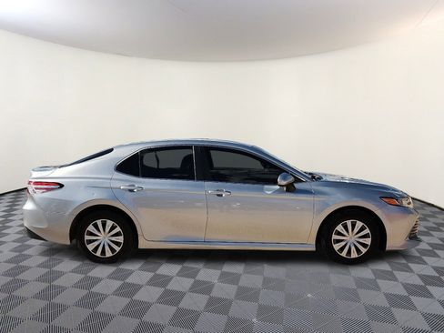 Used 2020 Toyota Camry L image 5