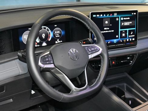 Used 2025 Volkswagen Tiguan SE AWD/4WD image 2