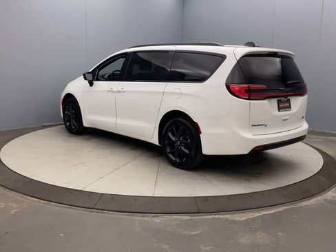 New 2026 Chrysler Pacifica Select w/ S Appearance Package AWD/4WD image 3