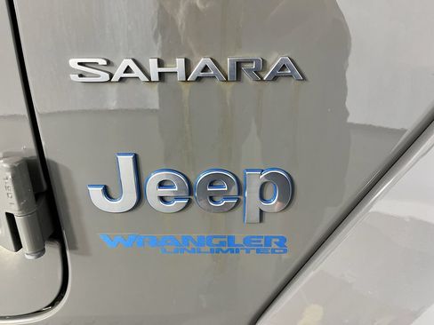 Used 2021 Jeep Wrangler Unlimited Sahara w/ Dual Top Group AWD/4WD image 39