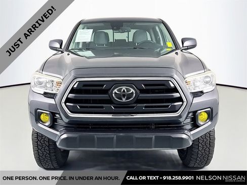 Used 2019 Toyota Tacoma SR5 AWD/4WD image 2