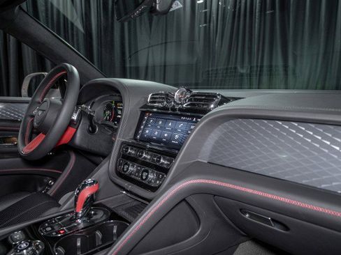 Used 2023 Bentley Bentayga Plug-In Hybrid image 17