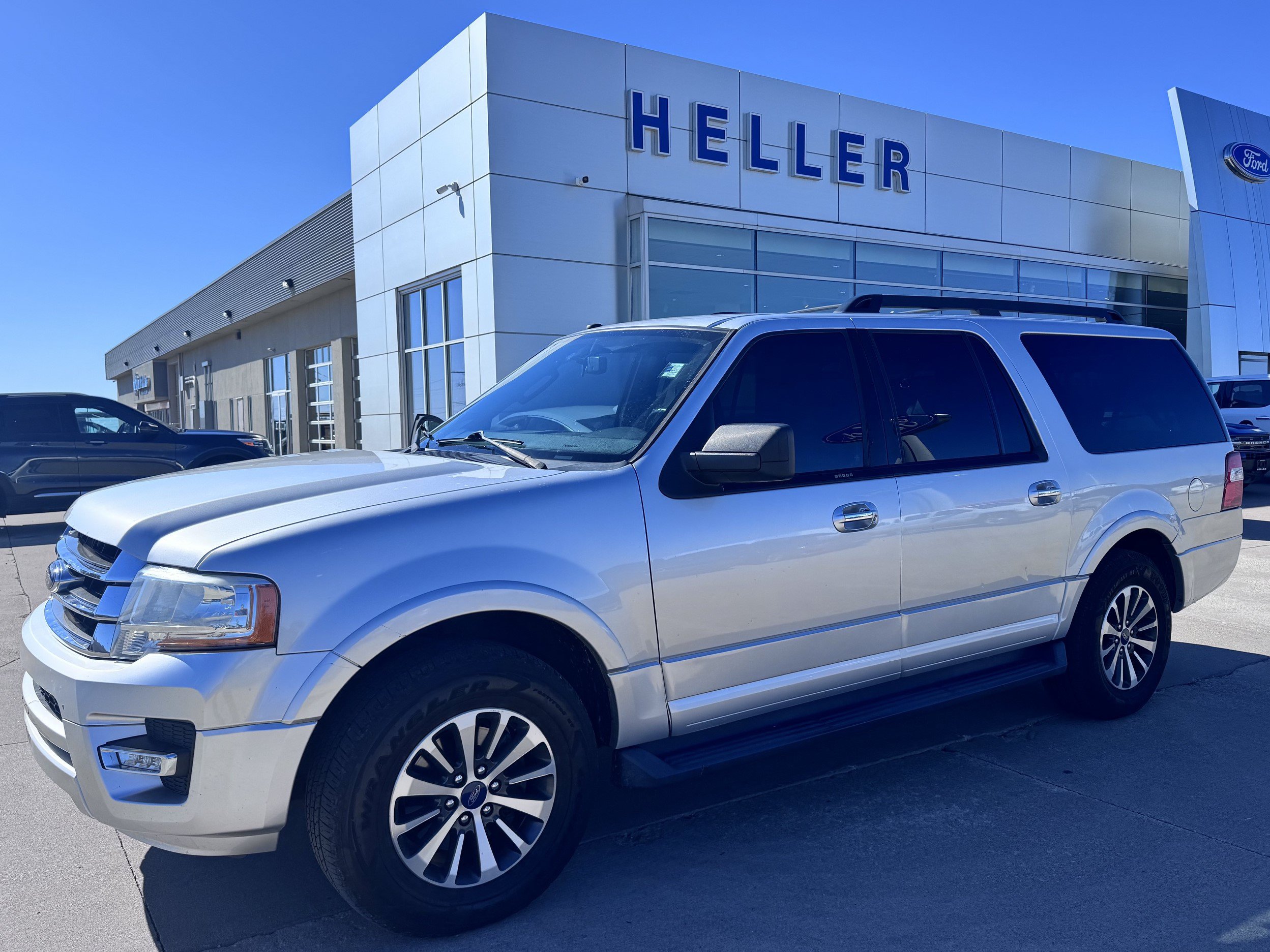 Used 2016 Ford Expedition EL XLT w/ Equipment Group 202A RWD image 3
