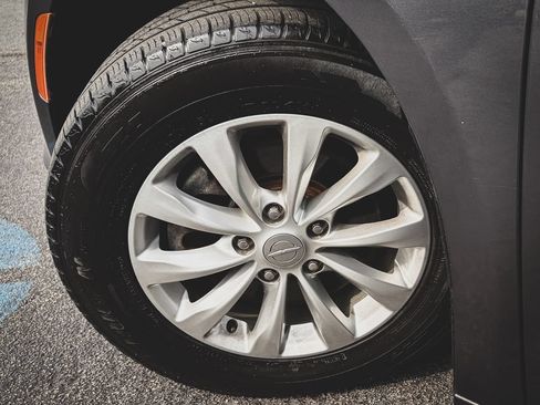 Used 2018 Chrysler Pacifica Touring-L FWD image 28