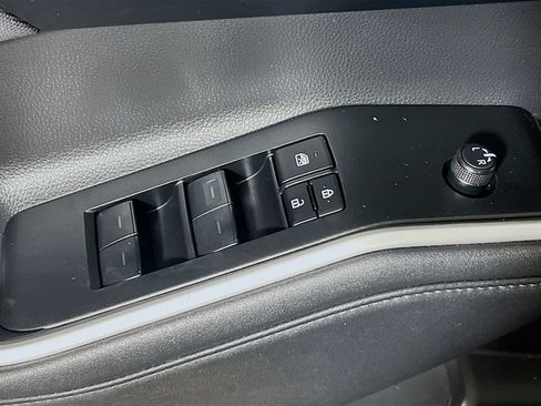 Used 2023 Toyota Highlander LE AWD/4WD image 15