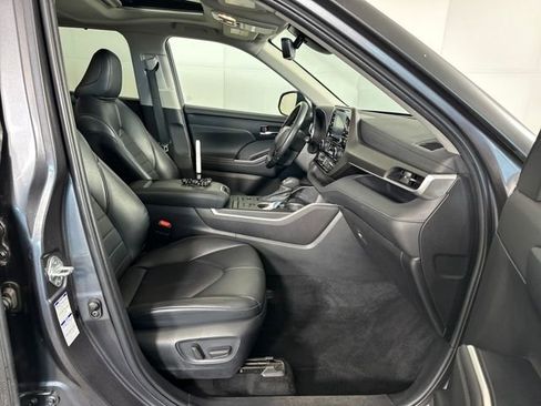 Used 2022 Toyota Highlander XLE image 27