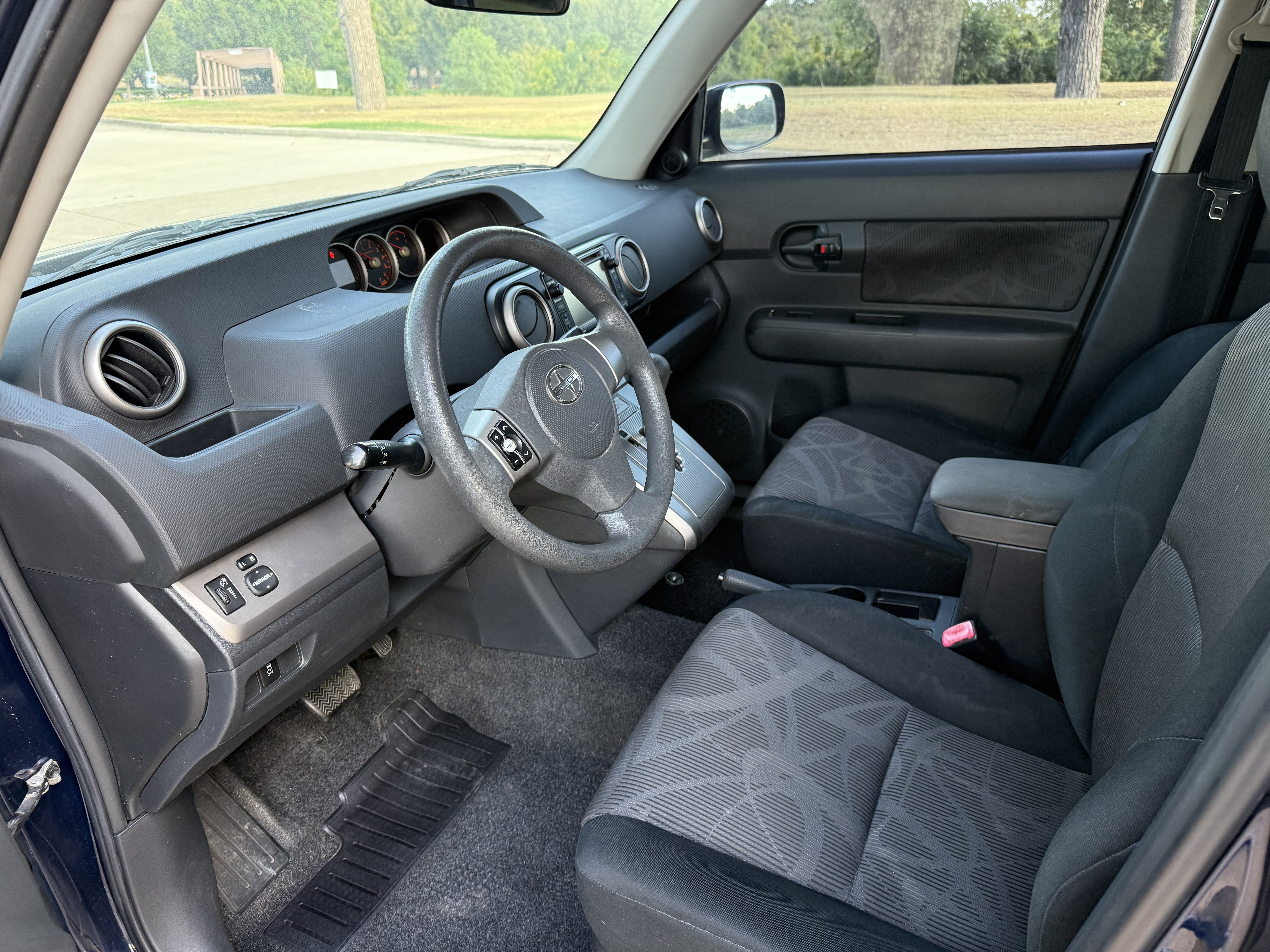 Used 2014 Scion xB FWD image 9
