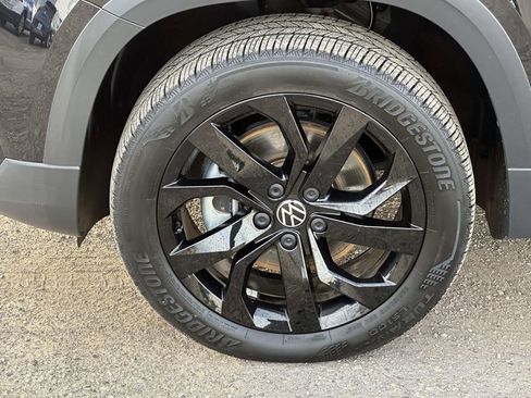 Used 2023 Volkswagen Taos SE w/ Black Wheel Package image 8