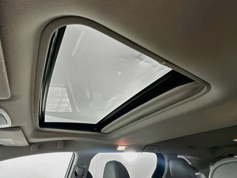 Used 2024 Toyota Sienna XLE FWD image 25