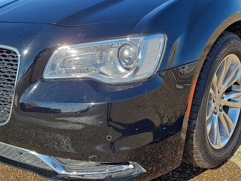 Used 2019 Chrysler 300 Touring L w/ Quick Order Package 22F image 9