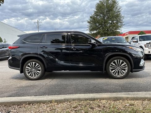 Used 2020 Toyota Highlander Platinum image 2