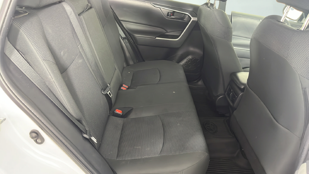 Used 2022 Toyota RAV4 LE AWD/4WD image 16