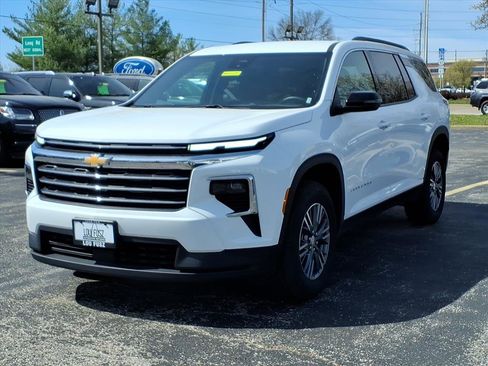 Used 2025 Chevrolet Traverse LT image 3