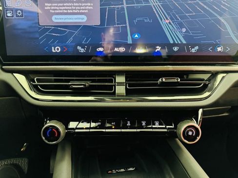 Used 2025 Chevrolet Equinox EV RS image 17