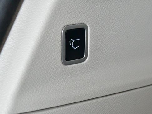 Used 2023 Chrysler Pacifica Touring-L FWD image 14