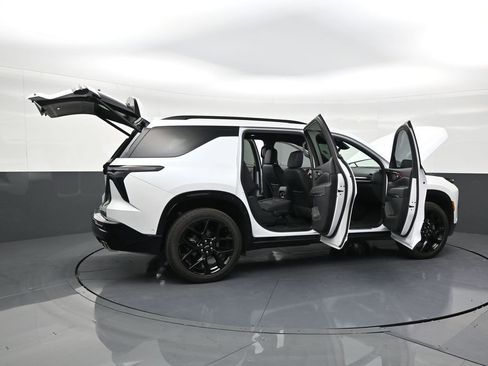 Used 2025 Chevrolet Traverse RS FWD image 29