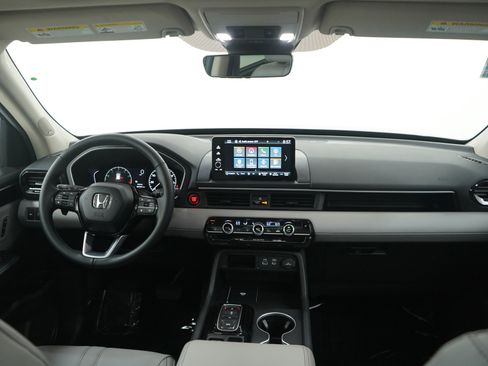 Used 2025 Honda Pilot Touring image 14