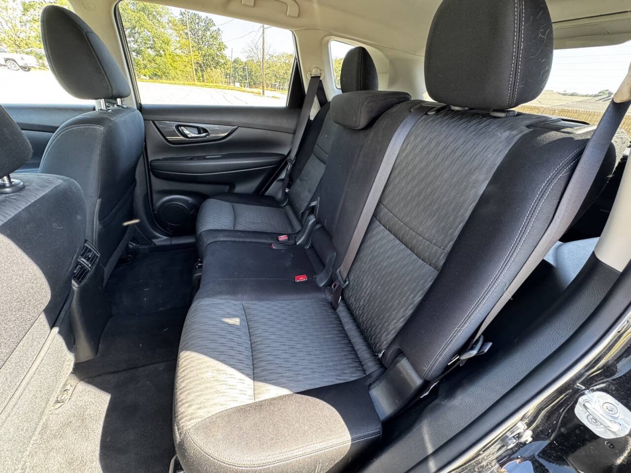 Used 2017 Nissan Rogue SV FWD image 13