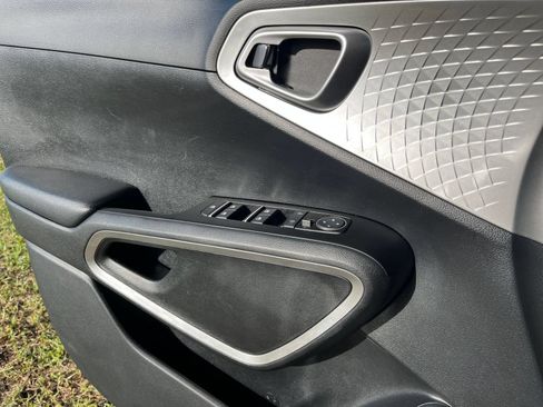 Used 2025 Kia Soul LX w/ LX Technology Package FWD image 15