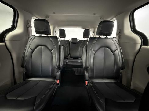 Used 2024 Chrysler Pacifica Touring-L image 13
