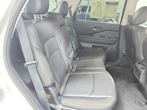 Used 2025 Nissan Pathfinder SL FWD image 40