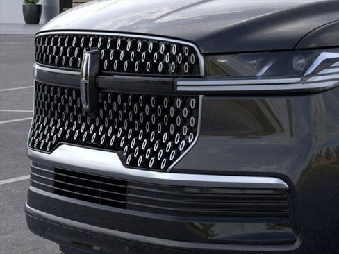 New 2026 Lincoln Navigator L Premier AWD/4WD image 17