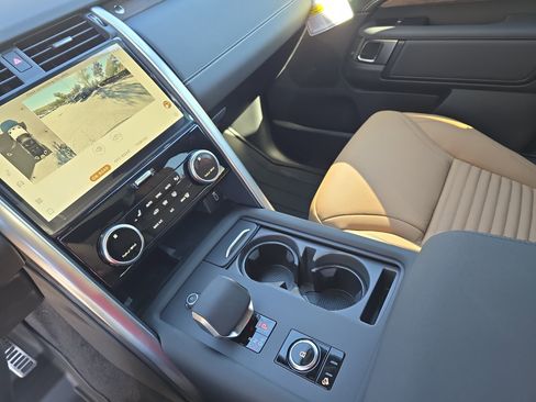 New 2026 Land Rover Discovery Dynamic SE image 25