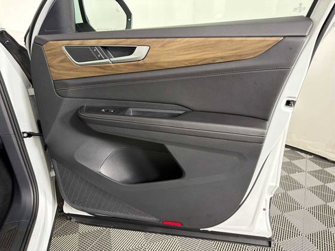 Used 2025 Volkswagen Atlas SE AWD/4WD image 13