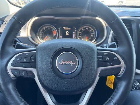 Used 2017 Jeep Cherokee Latitude w/ Cold Weather Group AWD/4WD image 12