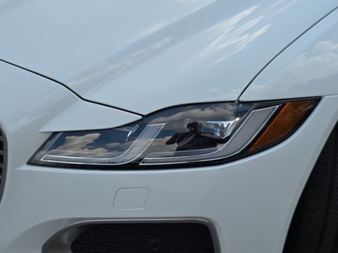 Used 2022 Jaguar XF SE RWD image 33