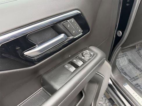 Used 2025 Chevrolet Suburban Z71 image 21