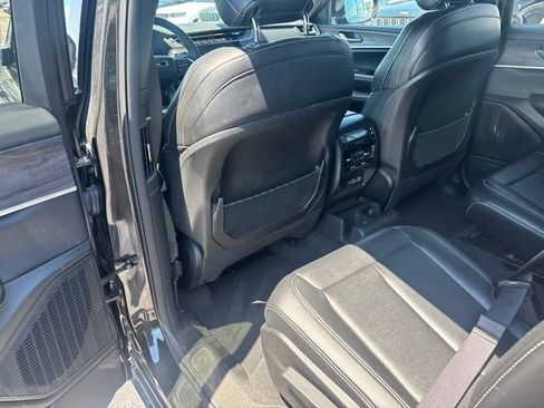 Used 2024 Jeep Grand Cherokee L Limited w/ Black Appearance Package AWD/4WD image 19