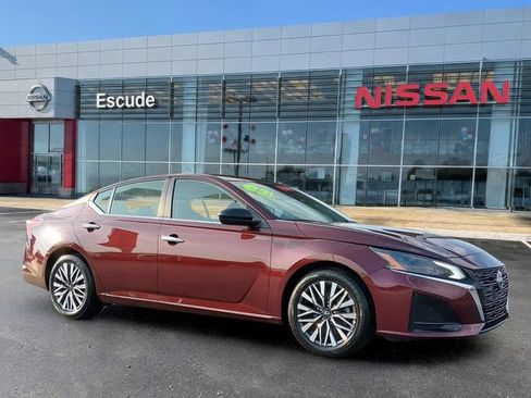 Certified 2025 Nissan Altima 2.5 SV FWD image 1
