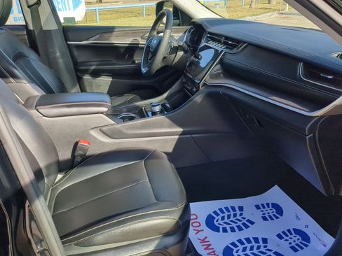 Used 2024 Jeep Grand Cherokee Limited image 32