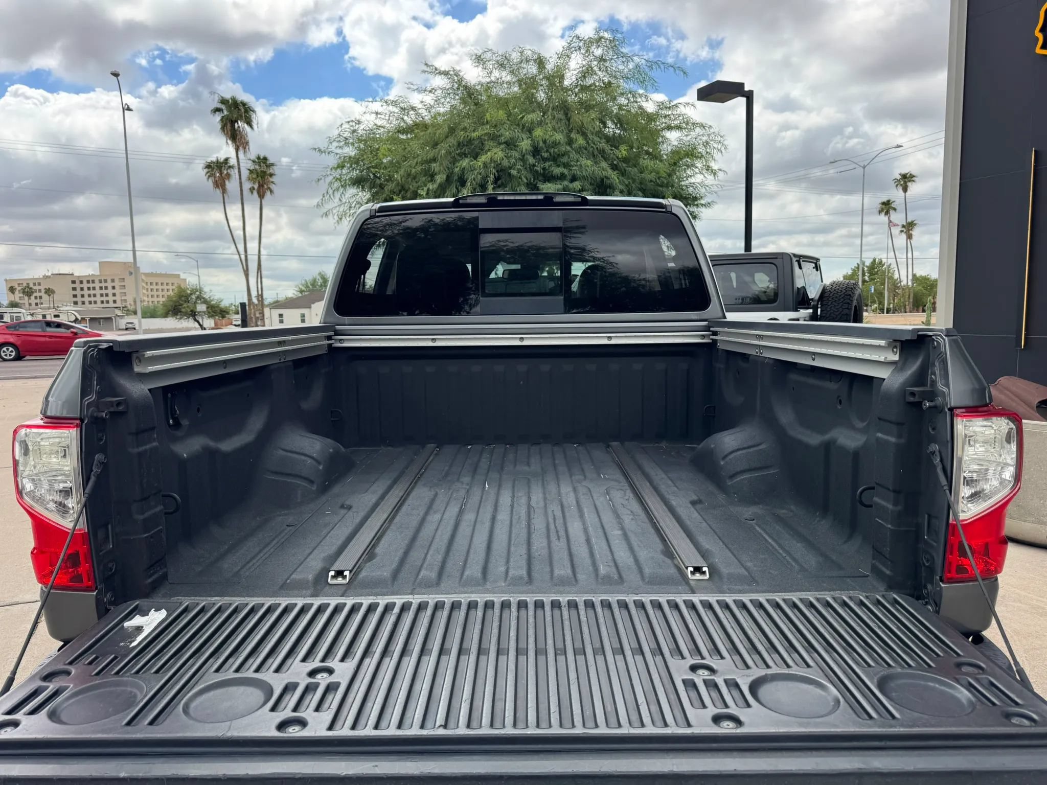 Used 2017 Nissan Titan SL AWD/4WD image 25
