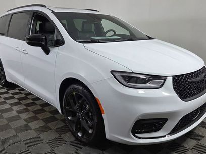 New 2026 Chrysler Pacifica Limited w/ S Appearance Package