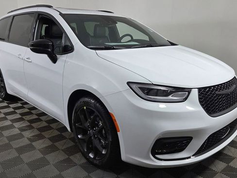 New 2026 Chrysler Pacifica Limited w/ S Appearance Package image 1