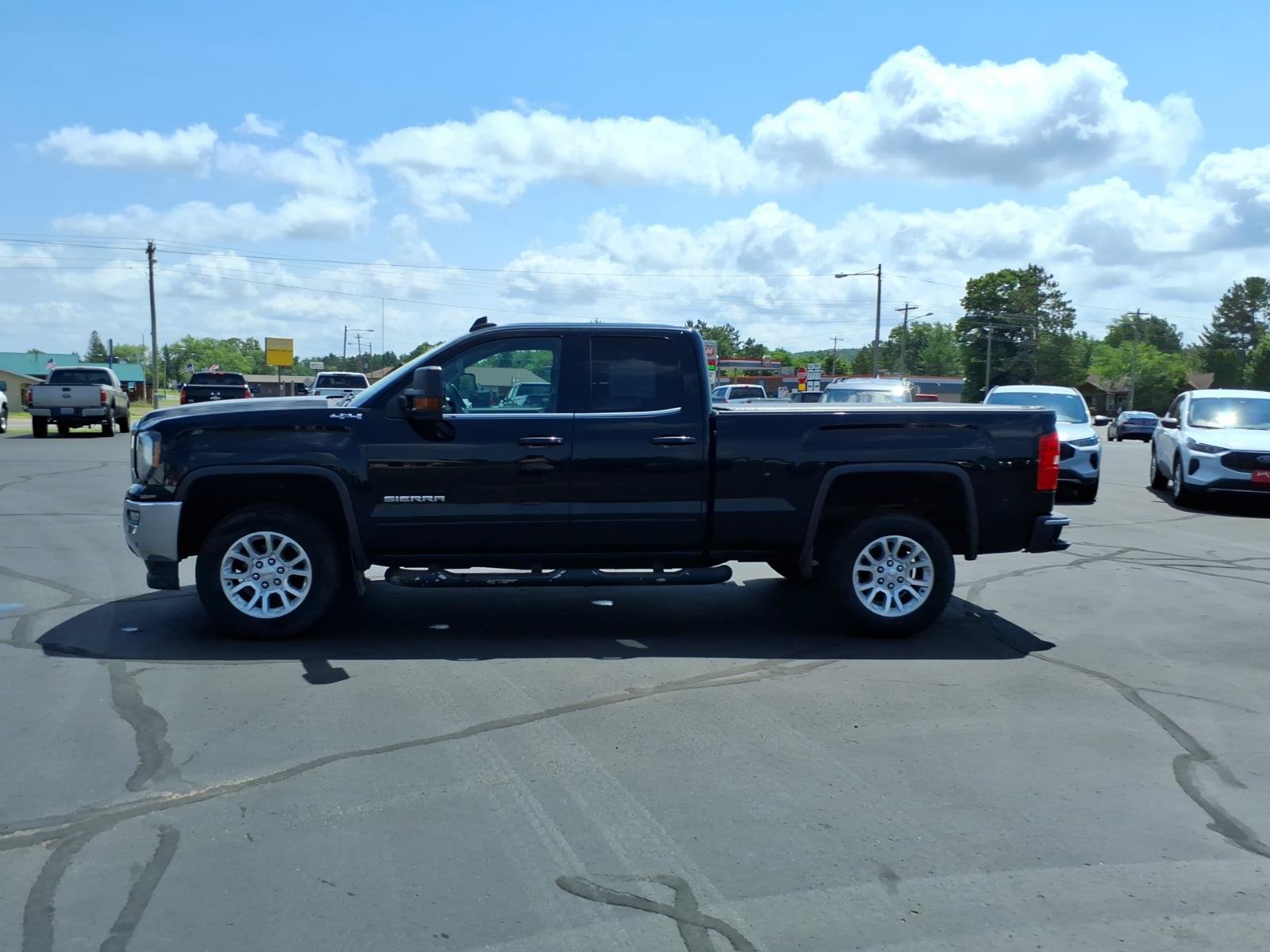 Used 2018 GMC Sierra 1500 SLE w/ Max Trailering Package AWD/4WD image 3