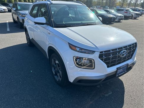 Certified 2023 Hyundai Venue SEL FWD image 1