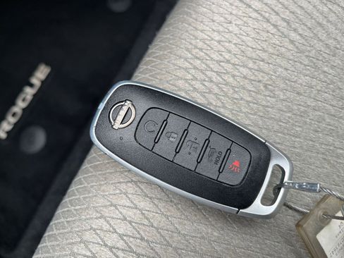 Used 2025 Nissan Rogue SV image 28