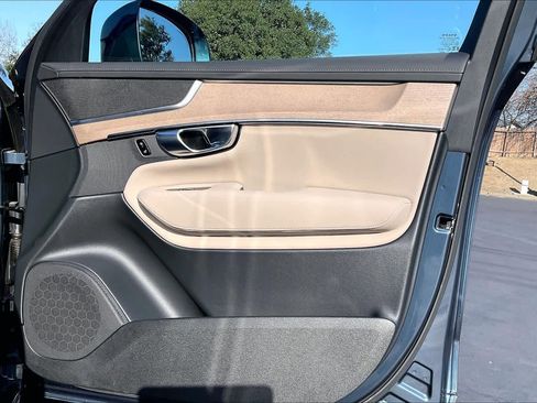 Used 2025 Volvo XC90 B6 Core w/ Protection Package Premier image 27