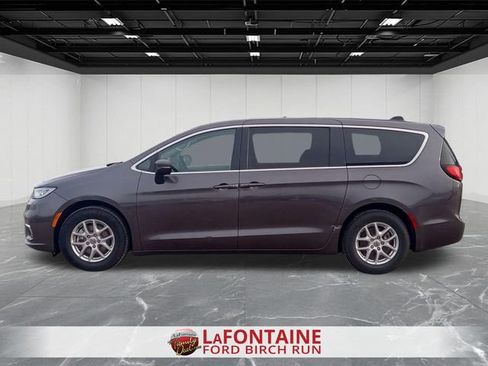 Used 2023 Chrysler Pacifica Touring-L image 2