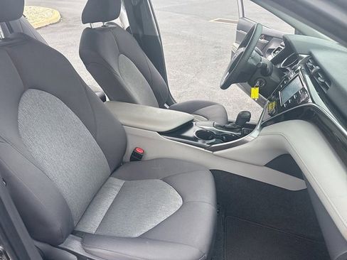 Used 2018 Toyota Camry LE image 17