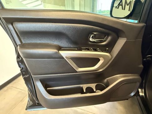 Used 2018 Nissan Titan SV w/ SV Convenience Package RWD image 21