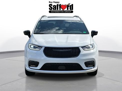 New 2026 Chrysler Pacifica Limited w/ Uconnect Theater Family Group FWD image 8