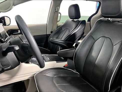 Used 2023 Chrysler Pacifica Limited FWD image 25
