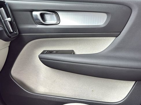 Used 2022 Volvo XC40 T5 Momentum w/ Premium Package image 23