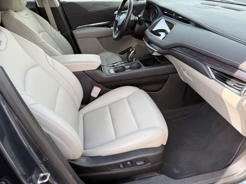 Used 2019 Cadillac XT4 Luxury w/ Cold Weather Package image 19