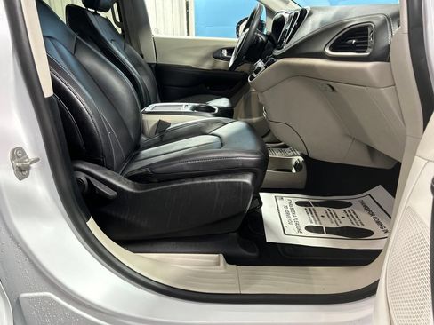 Used 2024 Chrysler Pacifica Limited FWD image 48