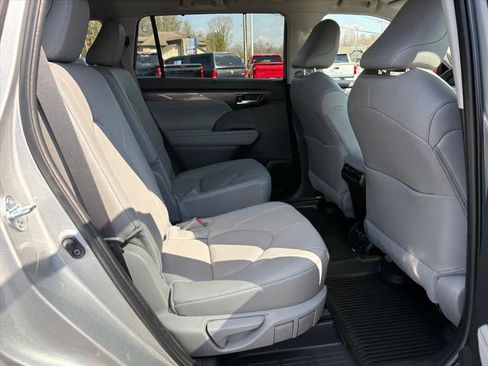 Used 2025 Toyota Highlander Platinum image 7